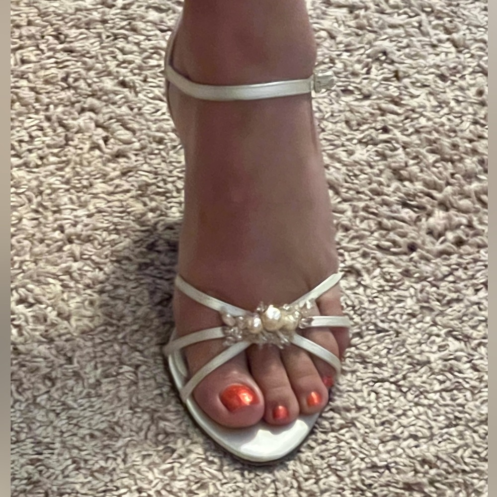 Pre-owned Badgeley Mischka ivory beaded heels